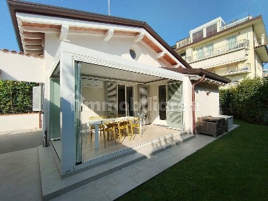 Villa bifamiliare via Ragazzi del '99 14A, Centro, Forte dei Marmi