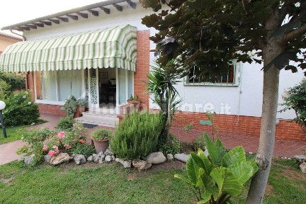 Villa bifamiliare via Padre Ignazio da Carrara, Vittoria Apuana, Forte dei Marmi