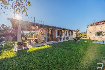 Villa unifamiliare via Regnalla, Camaiore Paese, Camaiore