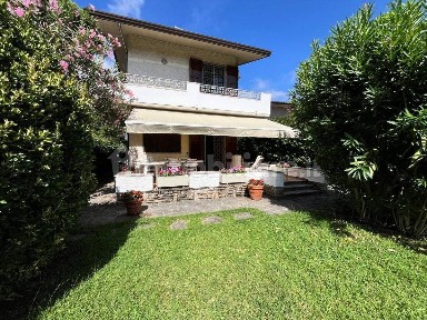 Villa bifamiliare via Francesco Carrara 30, Centro, Forte dei Marmi