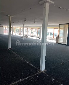 Negozio all'asta via del Commercio, Follonica