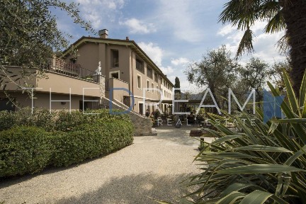 Villa plurifamiliare via Rotaio, Camaiore Paese, Camaiore