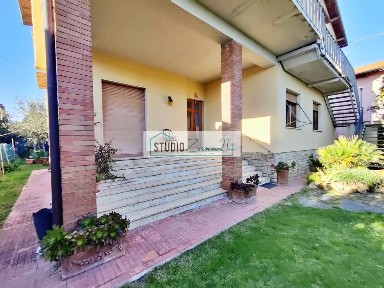 Villa plurifamiliare, buono stato, 300 m², Seravezza