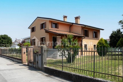Villa unifamiliare via Giacomo Leopardi 12, Centro, Monticello Conte Otto