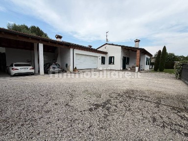 Villa unifamiliare via Piazzola, Frazioni di Camisano Vicentino, Camisano Vicentino