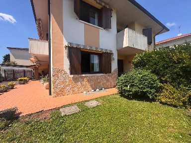Villa bifamiliare via Alcide De Gasperi, Centro, Sovizzo