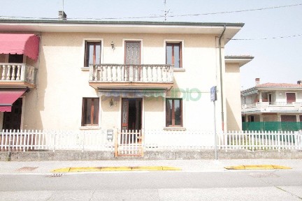 Villa bifamiliare via Stazione, Centro, Quinto Vicentino