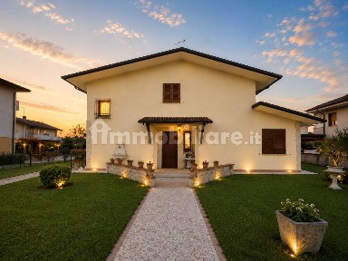Villa unifamiliare via Zara, Centro, Torri di Quartesolo