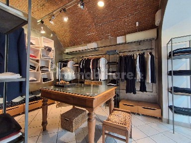 Negozio di abbigliamento in Vendita