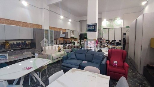 Locale commerciale in Vendita
