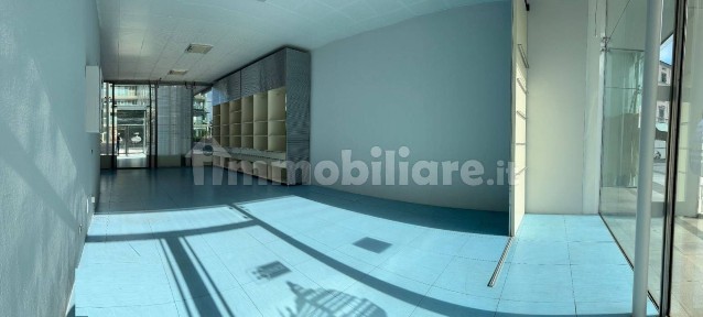 Locale commerciale in Vendita