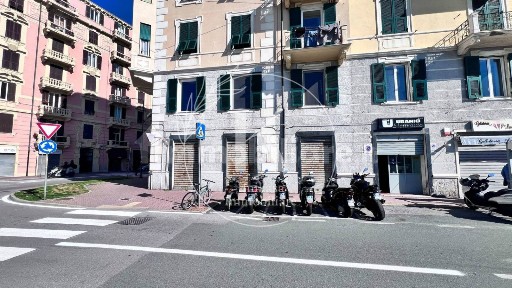 Locale commerciale in Vendita