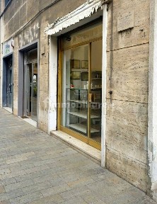 Locale commerciale in Vendita