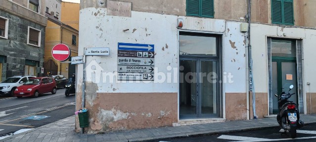 Locale commerciale in Vendita