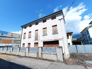 Villa bifamiliare viale Martiri della Libertà 51, Centro, Schio