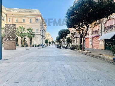 Locale commerciale in Vendita