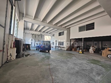Attività commerciale con laboratorio in Vendita