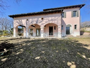 Villa unifamiliare via Schefferla, 10, Carrè