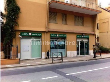Locale commerciale in Vendita