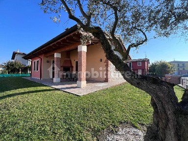 Villa unifamiliare via Abensberg 49, Centro, Lonigo