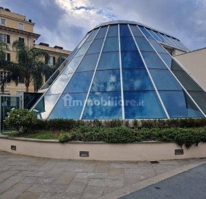 Locale commerciale in Vendita