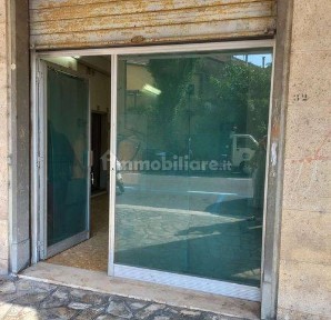 Locale commerciale in Vendita