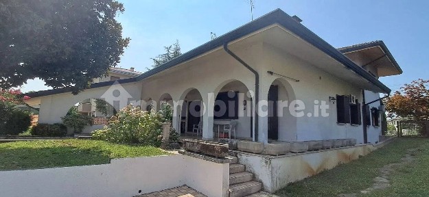 Villa unifamiliare via Dei Finanzieri San C., Centro, Torri di Quartesolo