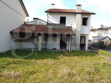 Villa bifamiliare 275 m², Nove