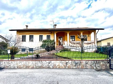 Villa unifamiliare, buono stato, 160 m², Lonigo