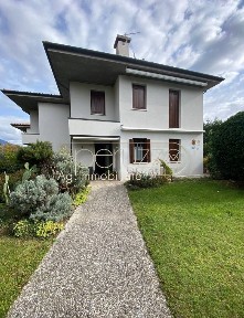 Villa bifamiliare, ottimo stato, 270 m², Centro, Bassano del Grappa