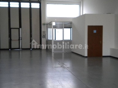 Capannone in Affitto