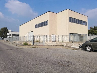 Capannone in Affitto