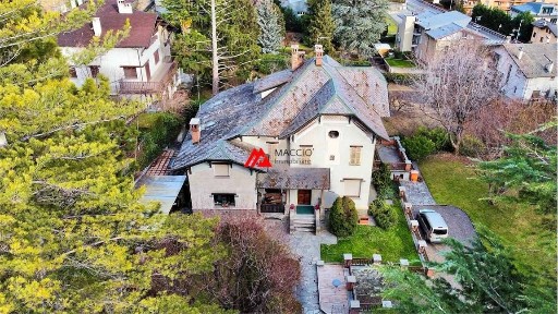 Villa unifamiliare via A. Petigat Abbè, 4, Centro, Aosta
