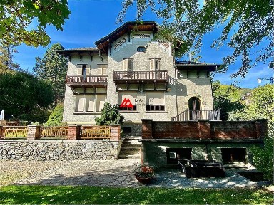 Villa unifamiliare via A. Petigat Abbè, 4, Centro, Aosta