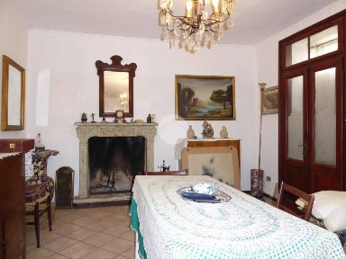 Rovescala, Largo medaglia d'oro, 3