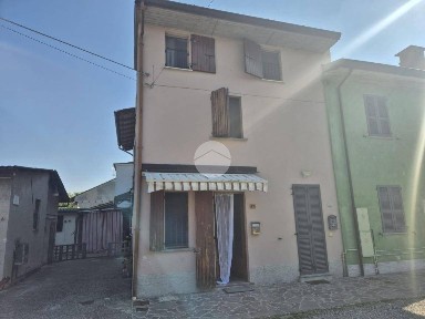 Pieve Porto Morone, Via Sartorona, 17