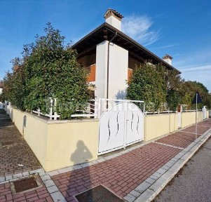 Villa a schiera viale Carlo Carrà, Lido degli Scacchi, Lido di Pomposa, Comacchio
