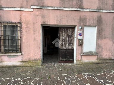 San Benedetto Po, Via Battisti, 25