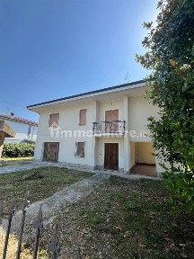 Terratetto unifamiliare 200 m², da ristrutturare, Centro, Suzzara