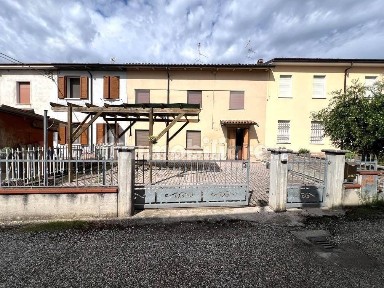 Terratetto unifamiliare 244 m², buono stato, Centro, Serravalle a Po