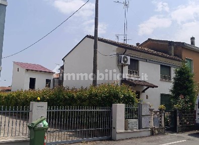 Terratetto unifamiliare 130 m², buono stato, Centro, San Giacomo delle Segnate