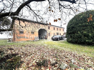 Terratetto unifamiliare 300 m², da ristrutturare, Sustinente