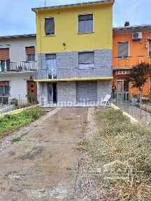 Terratetto unifamiliare 180 m², ottimo stato, Revere, Borgo Mantovano