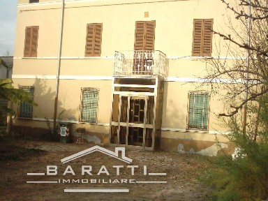 Terratetto unifamiliare 300 m², da ristrutturare, Centro, Suzzara