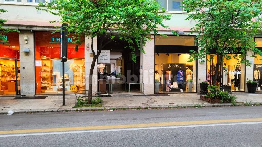 Locale commerciale in Affitto