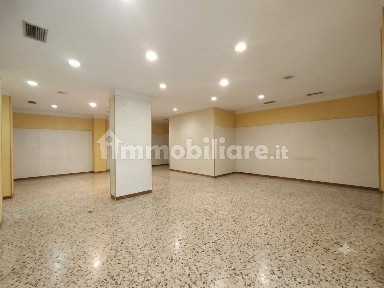 Locale commerciale in Affitto