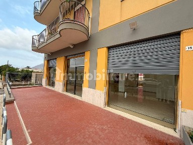 Locale commerciale in Affitto
