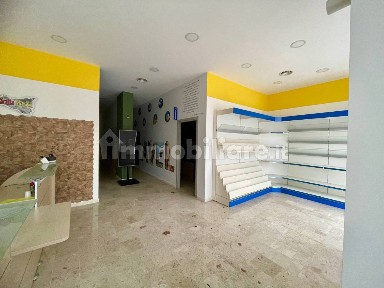 Locale commerciale in Affitto