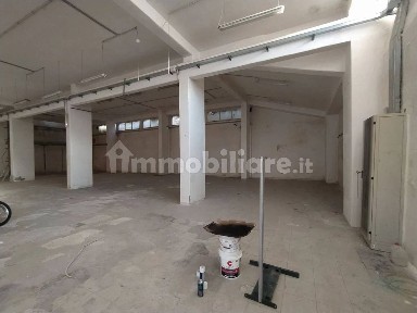 Locale commerciale in Affitto