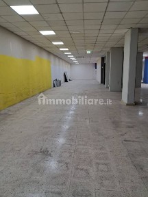 Locale commerciale in Affitto